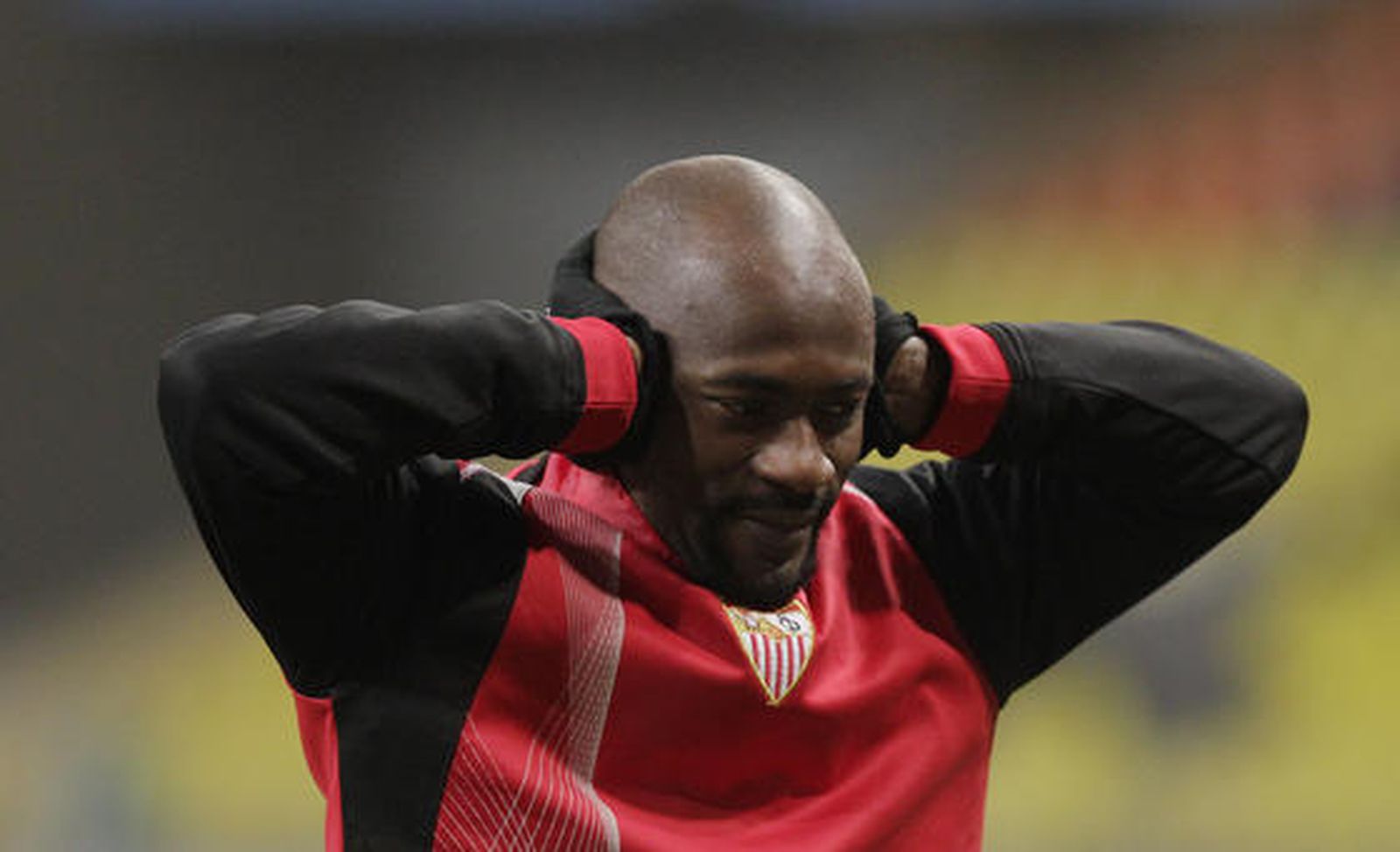 Didier Zokora se lleva las manos a las orejas para calentárselas. 

Foto: Antonio Pizarro