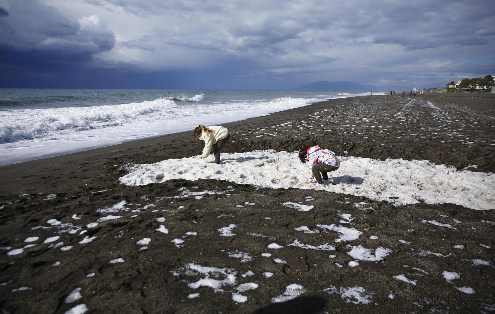 La granizada en la playa de Benajarafe, en fotos