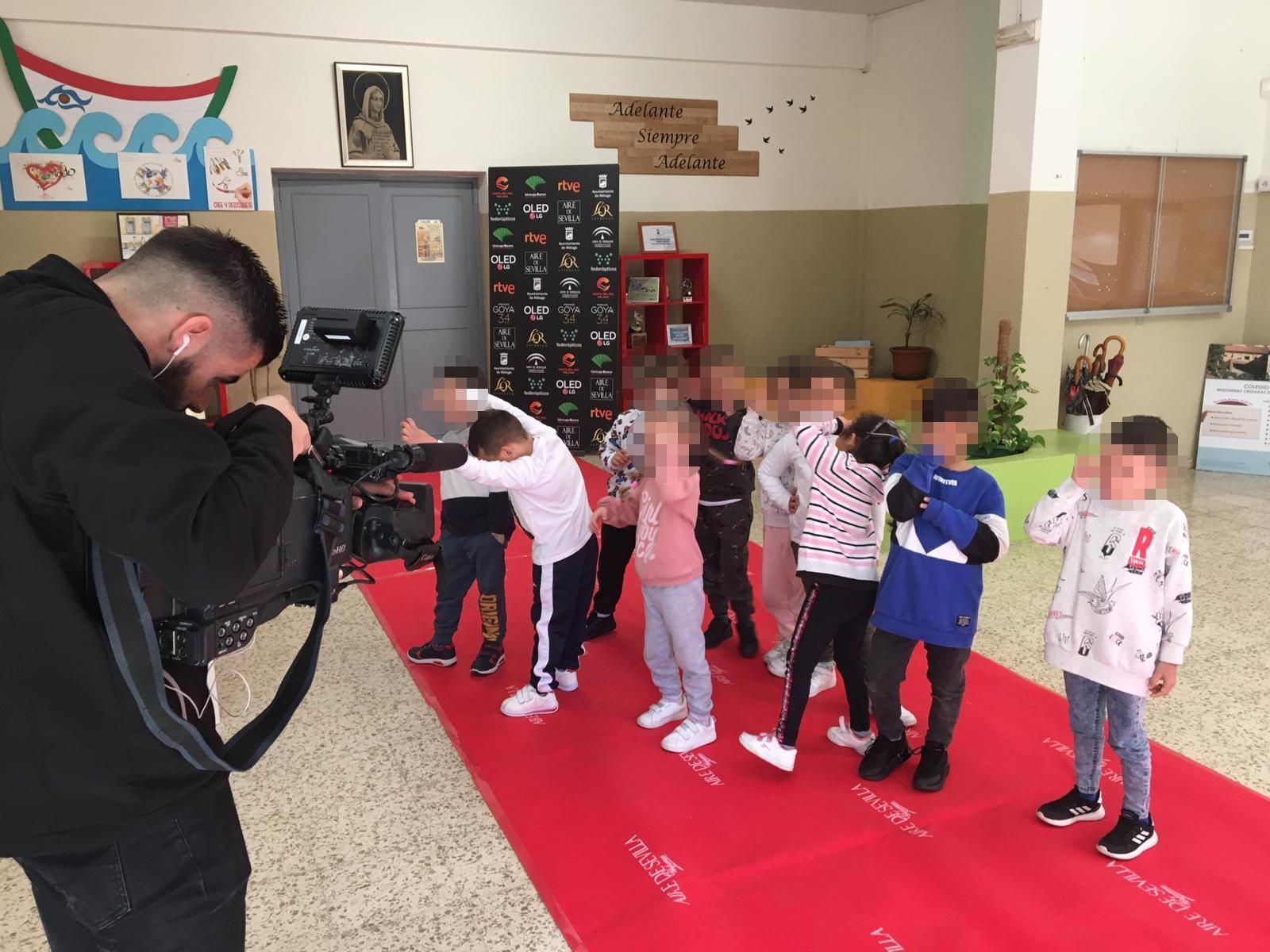 Los alumnos del colegio Misioneras Cruzadas en la alfombra roja reciclada de los Premios Goya.