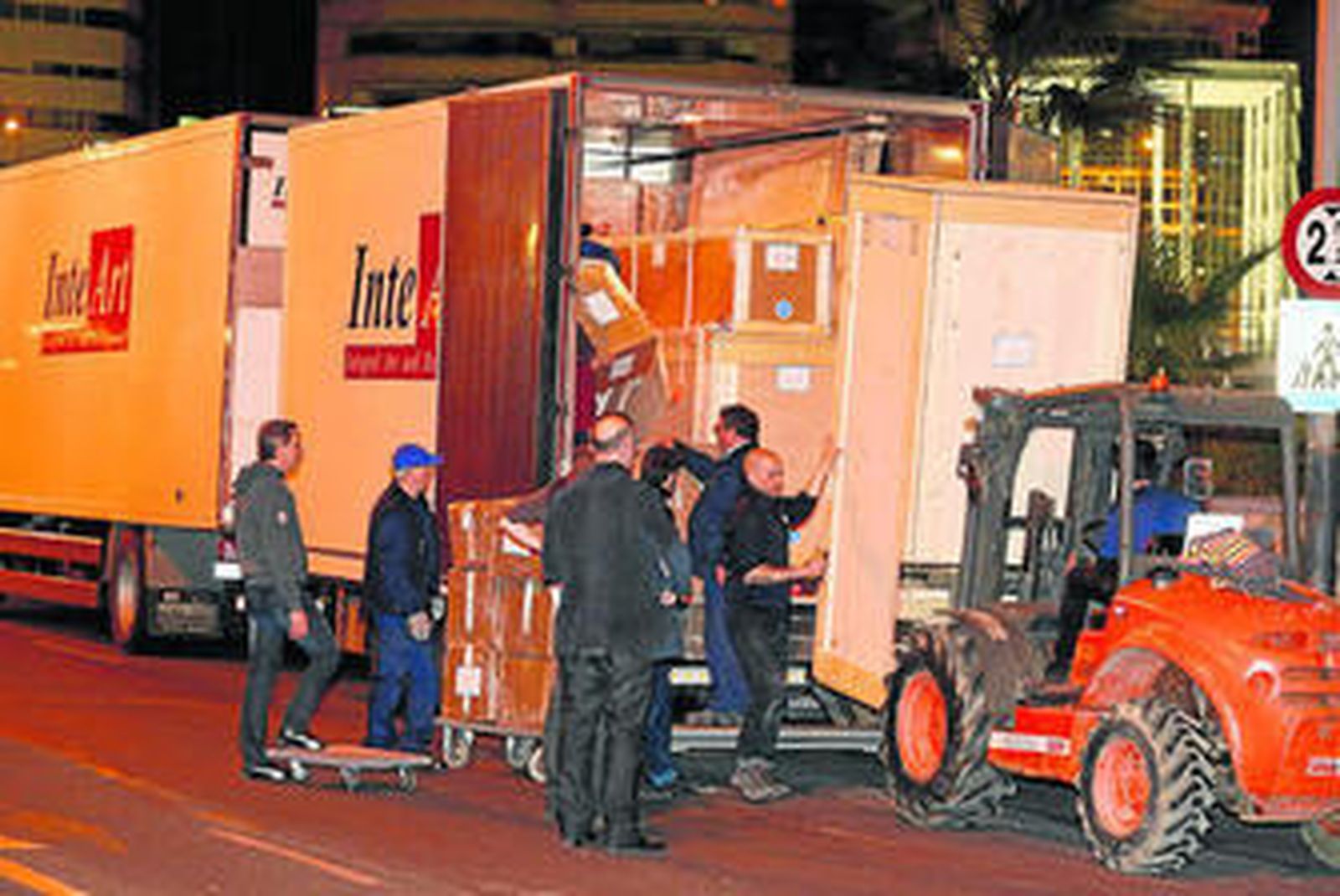Técnicos proceden a descargar las obras de arte, en el Paseo de los Curas.