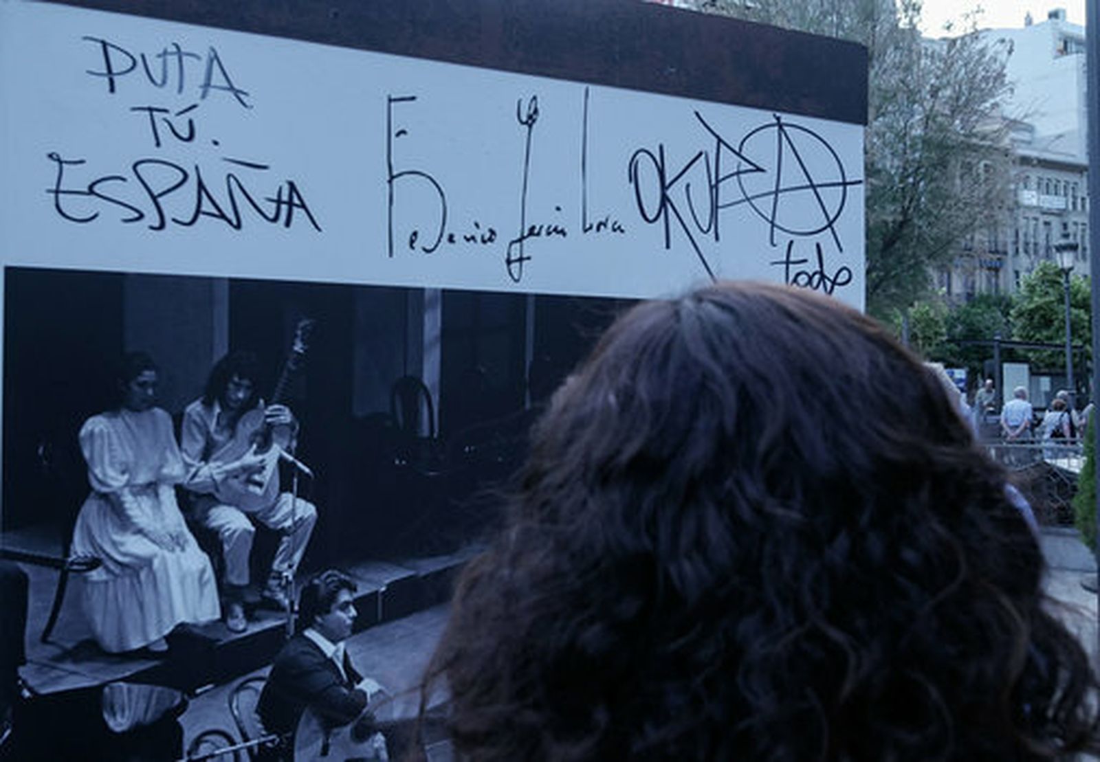 Pintadas antisistema en la exposición de Lorca en la Fuente de las Batallas