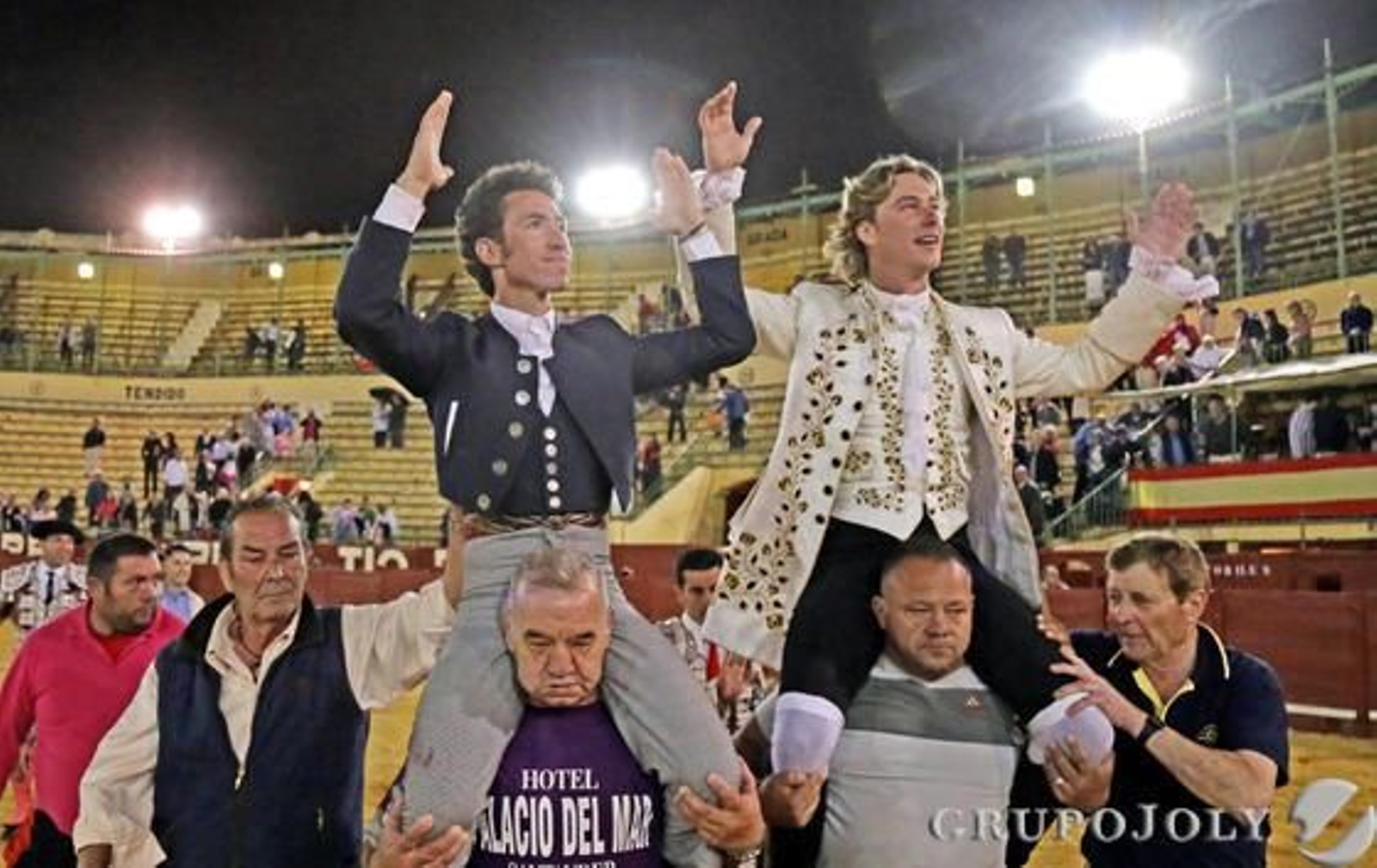 Leonardo Hernández y el portugués Rui Fernandes, a hombros hacia la puerta grande. 

Foto: Miguel Angel Gonzalez