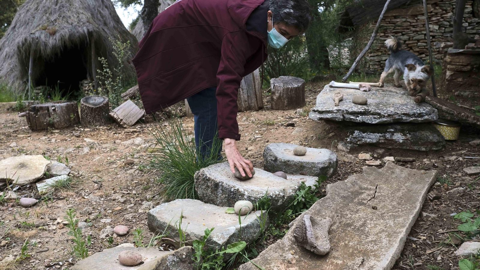 María muestra la zona de trabajo de los alimentos en el poblado.