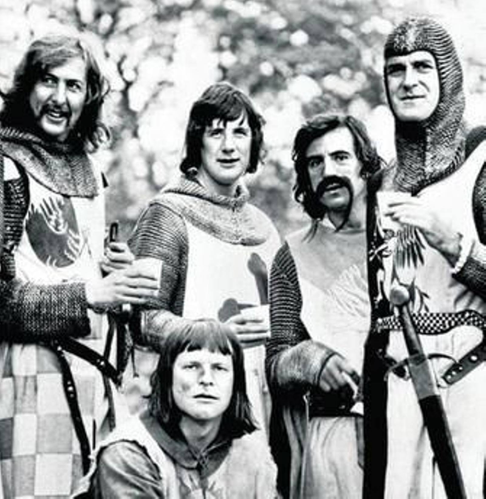 Terry Gilliam, agachado, en una escena de 'Los caballeros de la mesa cuadrada y sus locos seguidores'.