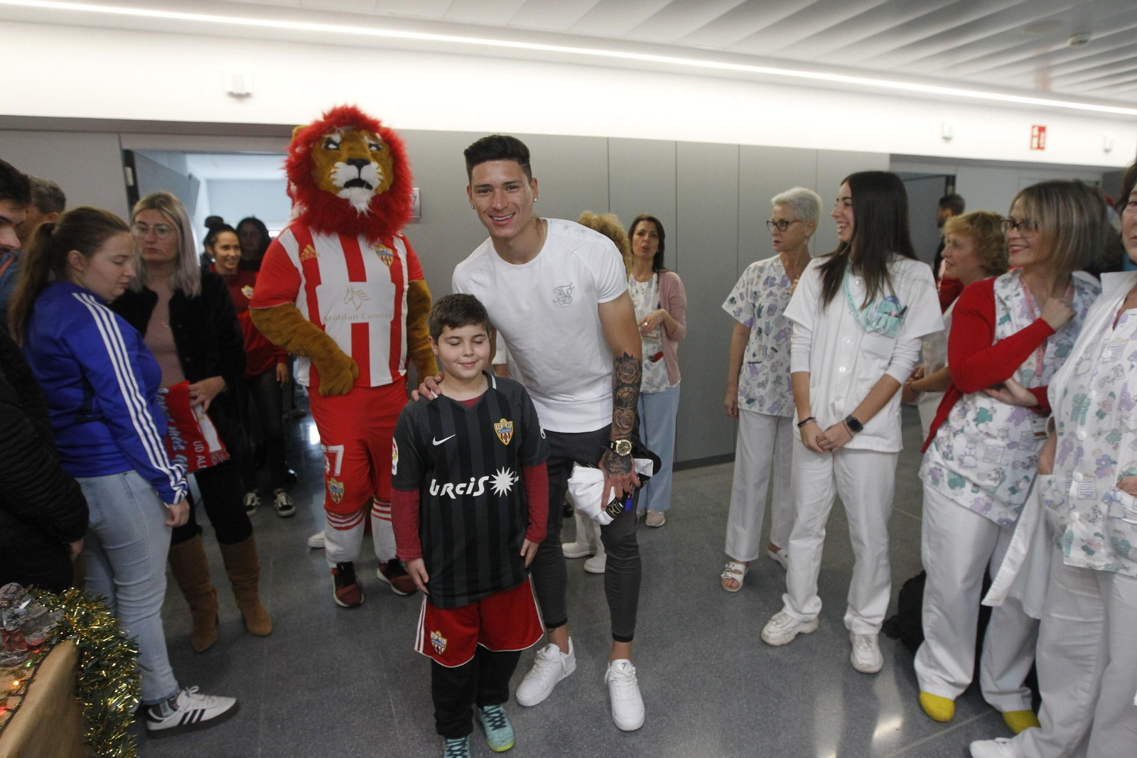 Fotogalería visita jugadores U.D. Almería Hospital Torrecárdenas