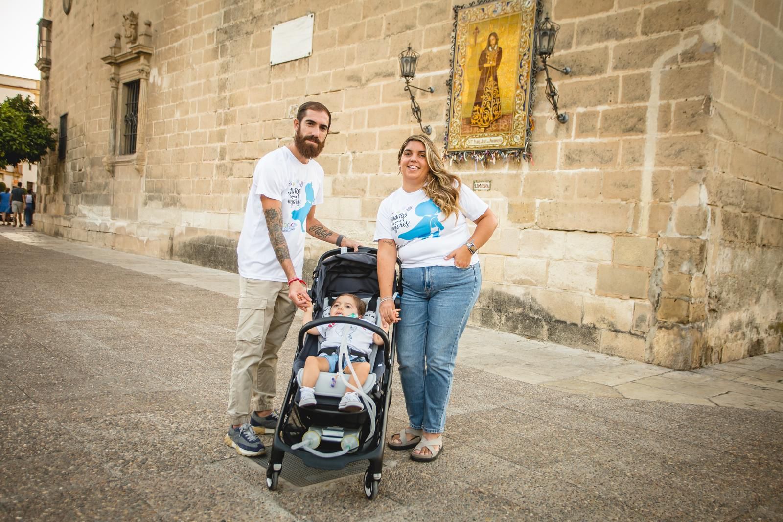 Alberto y Paloma, junto al pequeño Diego, frente al azulejo del Prendimiento en Santiago.