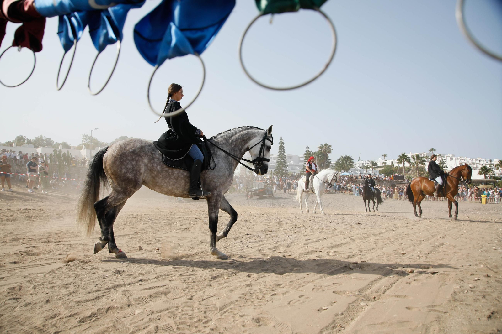 La carrera de cintas y la exhibición de caballos de los Moros y Cristianos de Mojácar, en imágenes