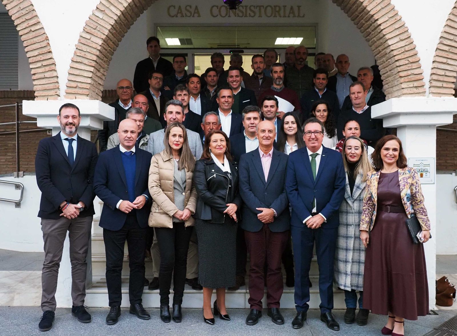 Foto de familia de la consejera de Agricultura con representantes de las 26 OPFH onubenses