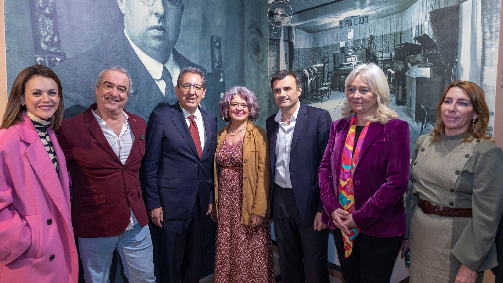 Javier Osuna, comisario de la exposición, junto a Antonio Pulido, presidente de la Fundación Cajasol y las autoridades que acudieron al acto.