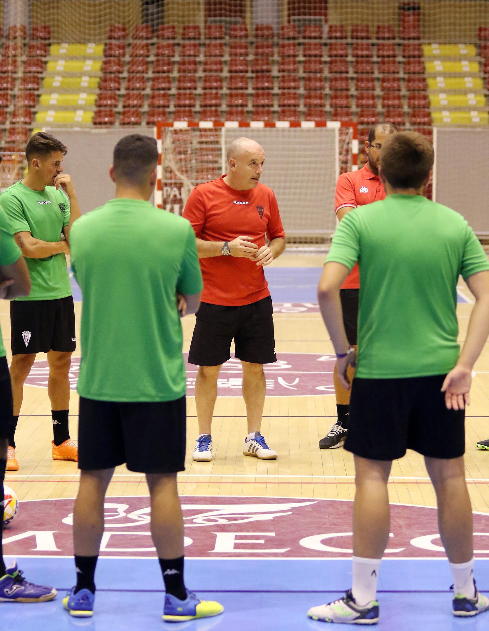 Macario se dirige a sus jugadores durante un entrenamiento.