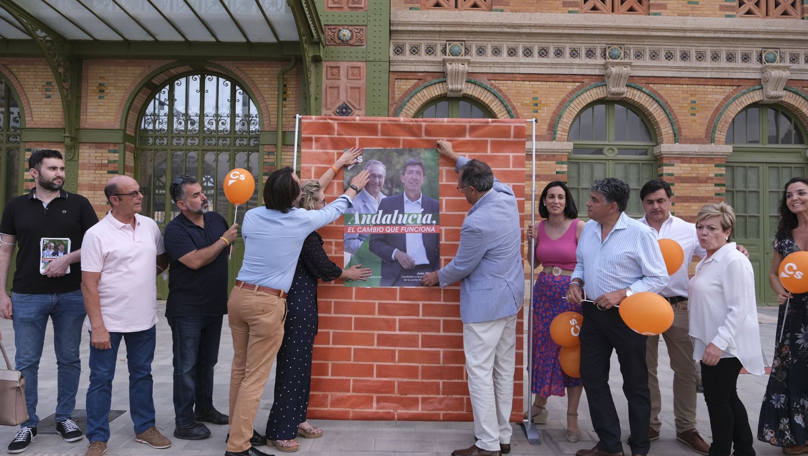 Imágenes del inicio de campaña electoral andaluza con la pegada de carteles.
