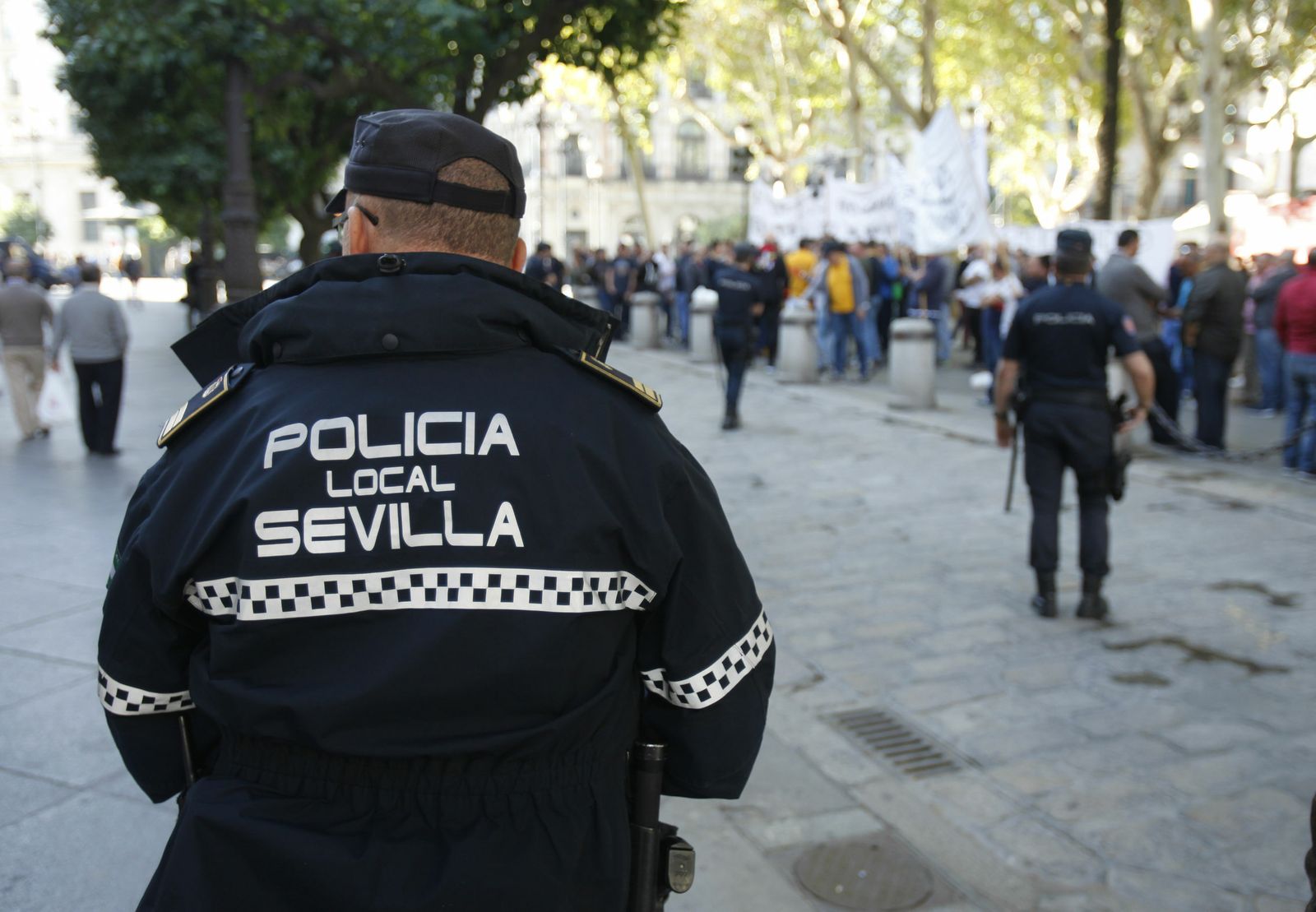 Un agente de Policía Local patrullando por las calles de Sevilla.