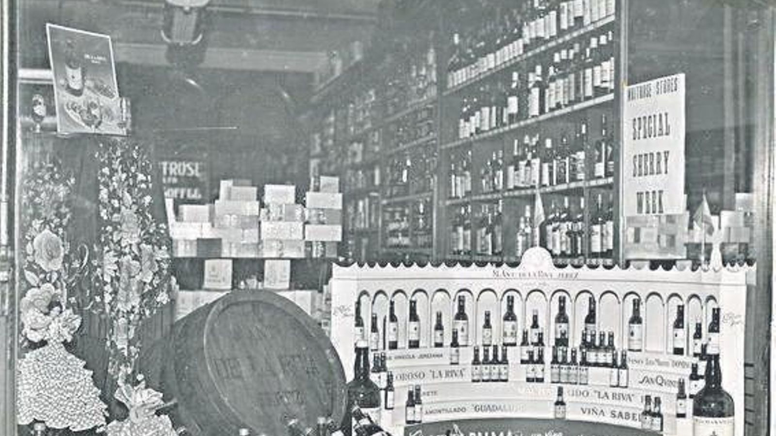 Los vinos de la Riva adornan el escaparate de una tienda de Waitrose en Londres, 1954. Los vinos de la Riva adornan el escaparate de una tienda de Waitrose en Londres, 1954.