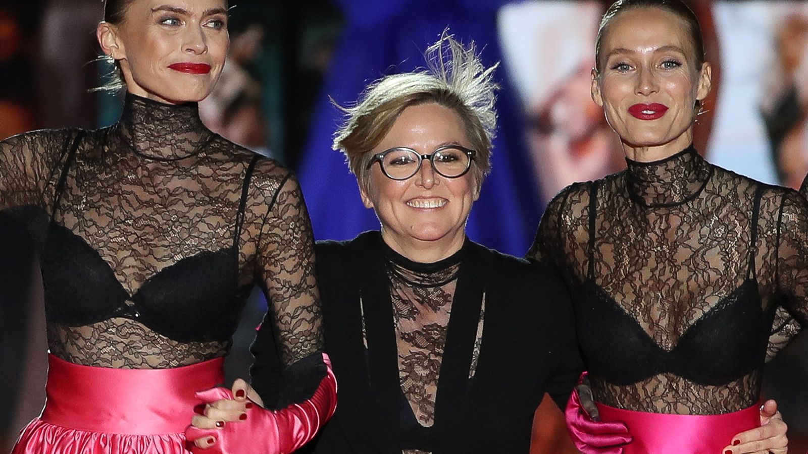 Nuria Sardá, con dos modelos, en uno de sus desfiles pre-pandemia.