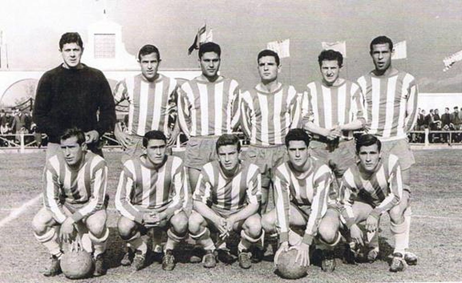 El portero Otero posa con sus compañeros del Granada antes de un partido