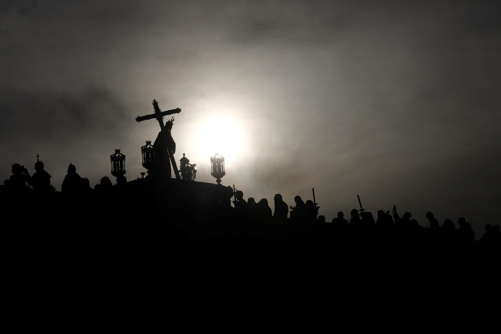Lunes Santo en Córdoba: la procesión de Vera-Cruz, en imágenes