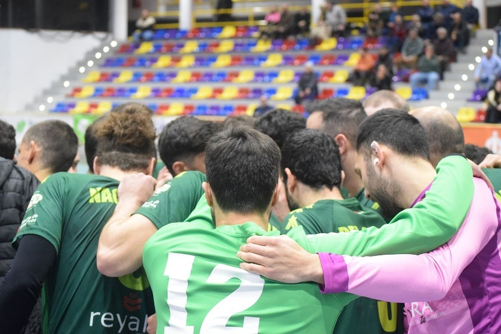 Los jugadores del Antequera hacen piña.