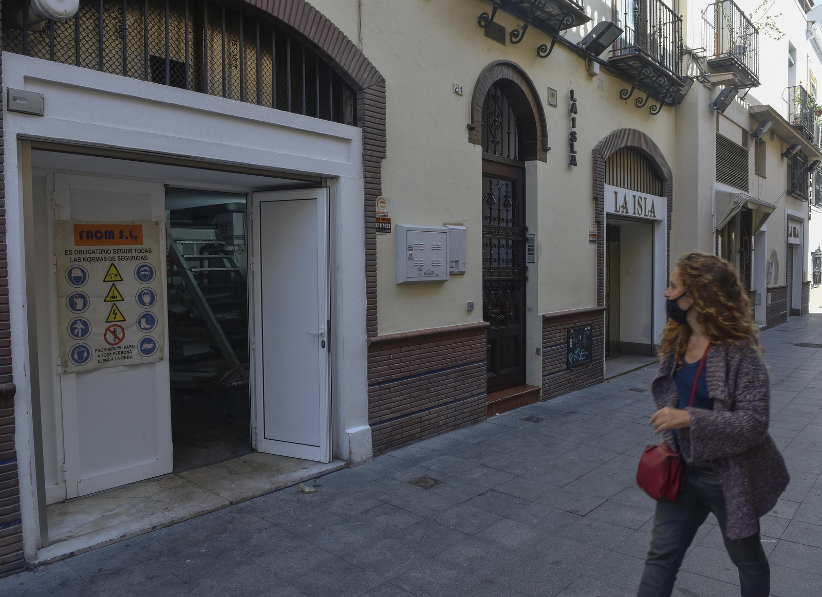 La fachada principal de La Isla, un local en obras