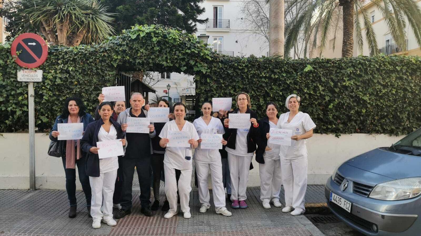 Los trabajadores se concentran en las puertas de la residencia de mayores Matías Calvo.