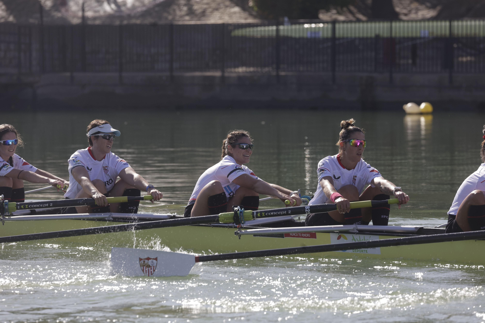 La Regata Sevilla-Betis femenina en imágenes