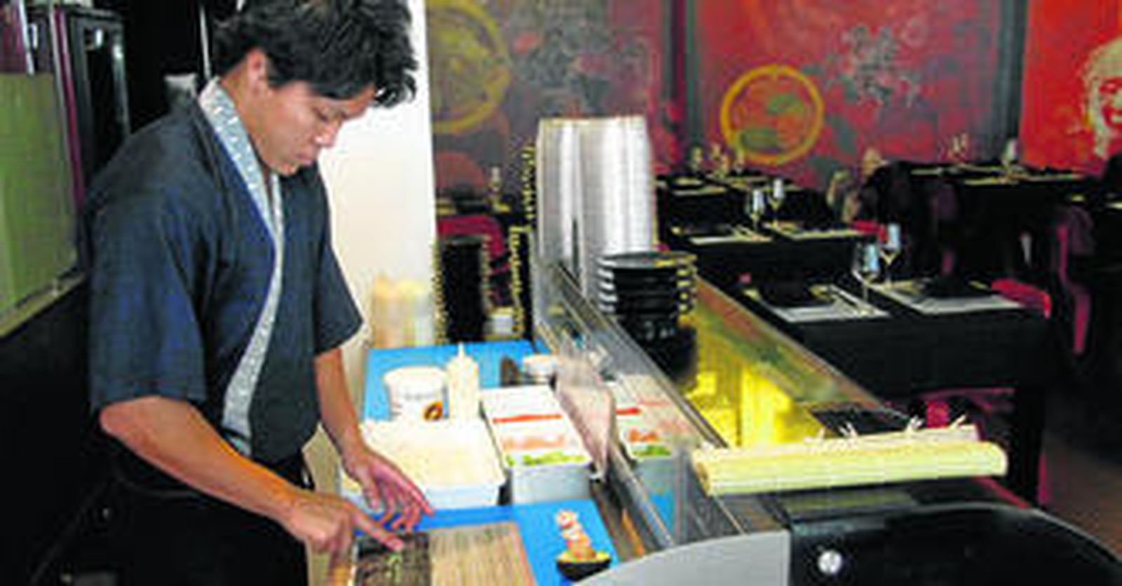 Cocina japonesa en pleno corazón de Sevilla . Kakure cuenta con una novedosa cinta transportadora por donde van pasando los platos y también se pueden pedir a la carta sushi, carnes o verduras a la plancha y al wok.