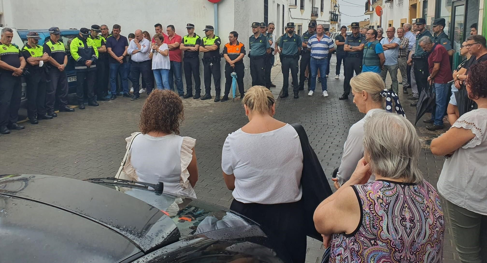 Asistentes al minuto de silencio en Almodóvar del Río.