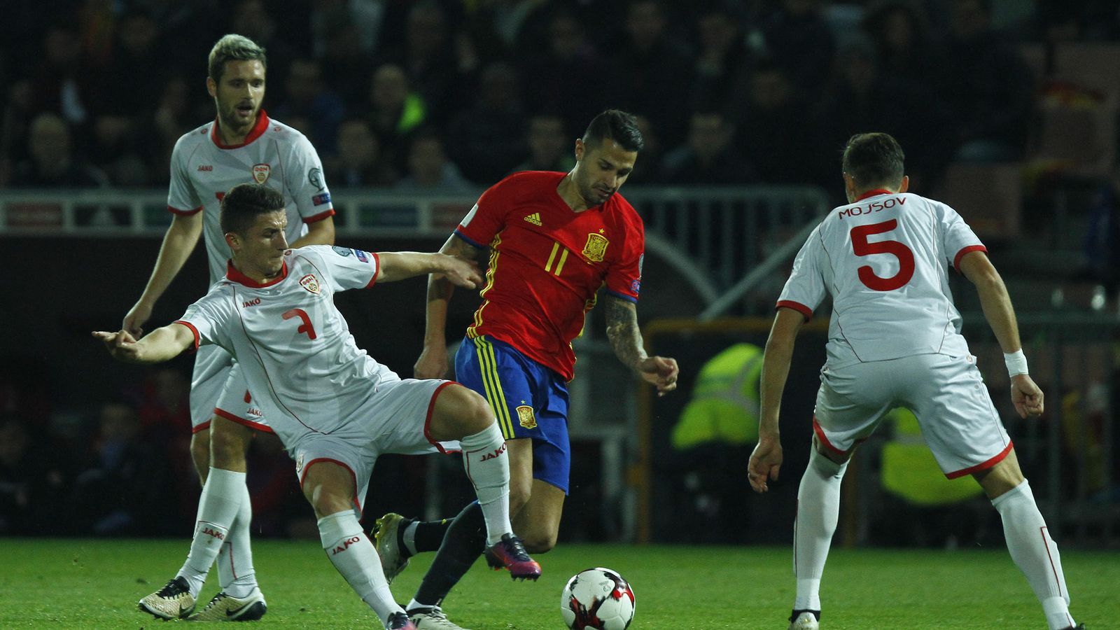 Vitolo trata de llevarse una pelota.
