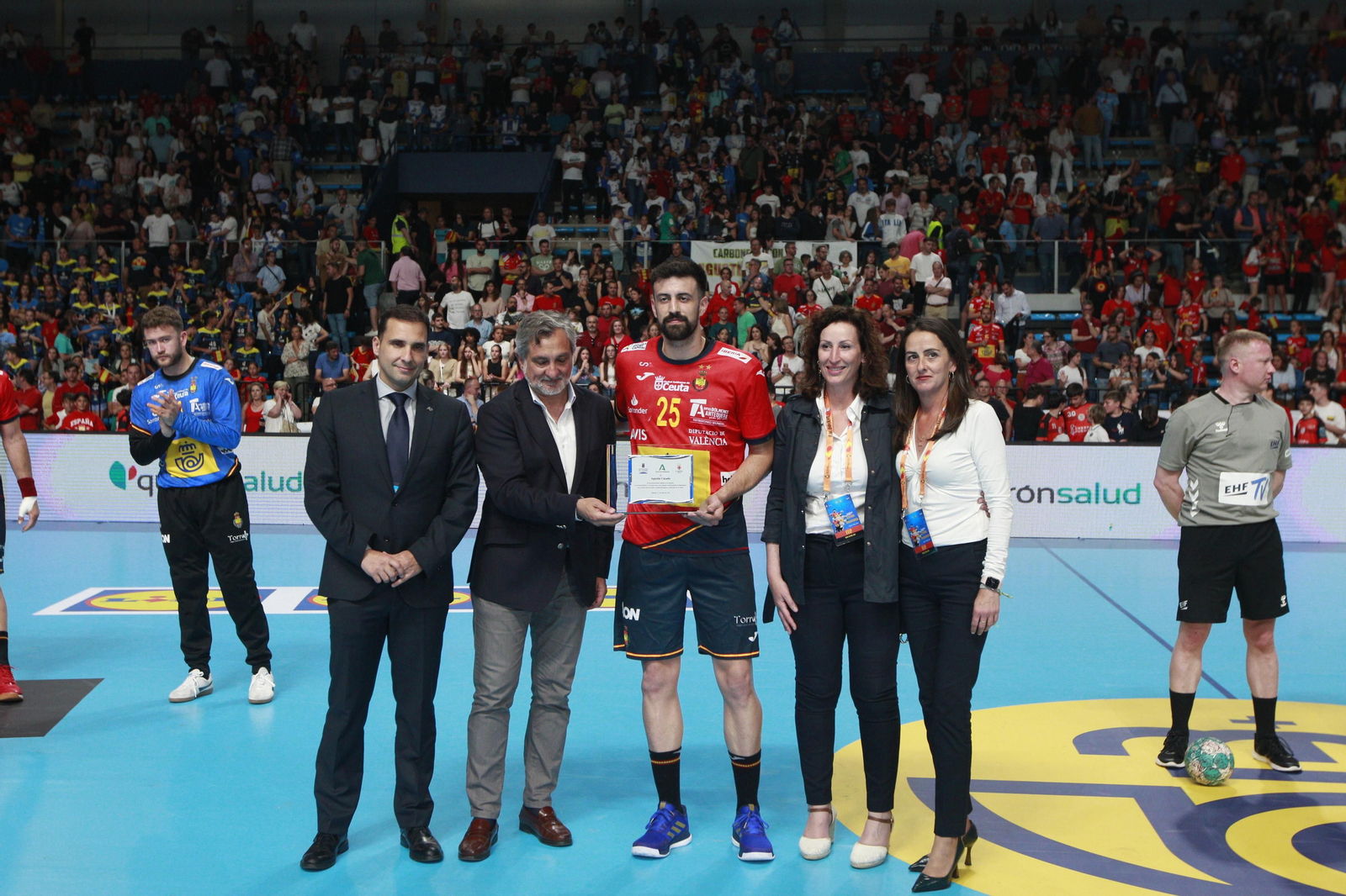 Imágenes del España-Dinamarca de la EHF Euro Cup de balonmano, en Almería