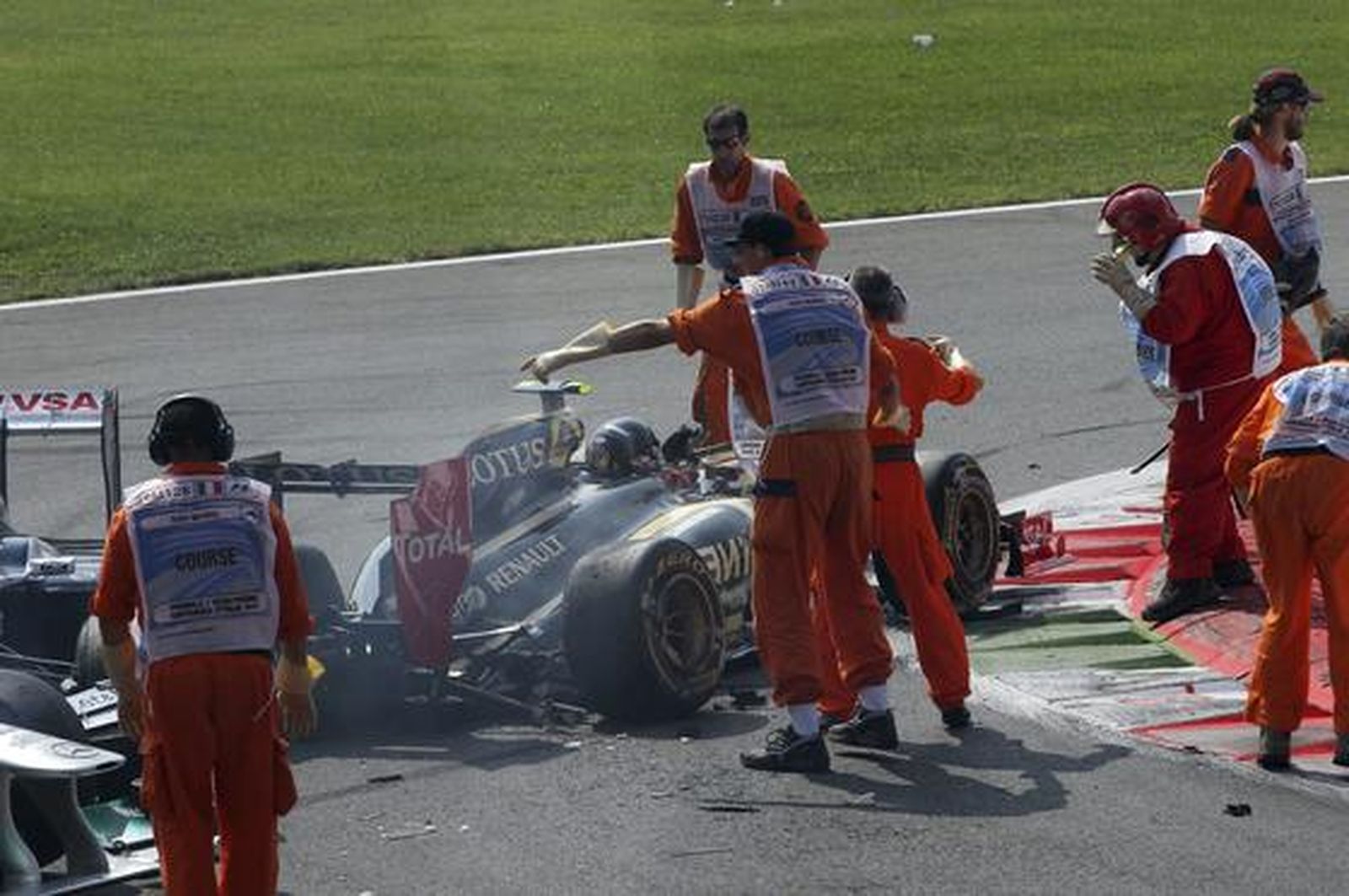 Vettel también gana en Monza y Alonso acaba tercero tras llegar a liderar la carrera. / EFE