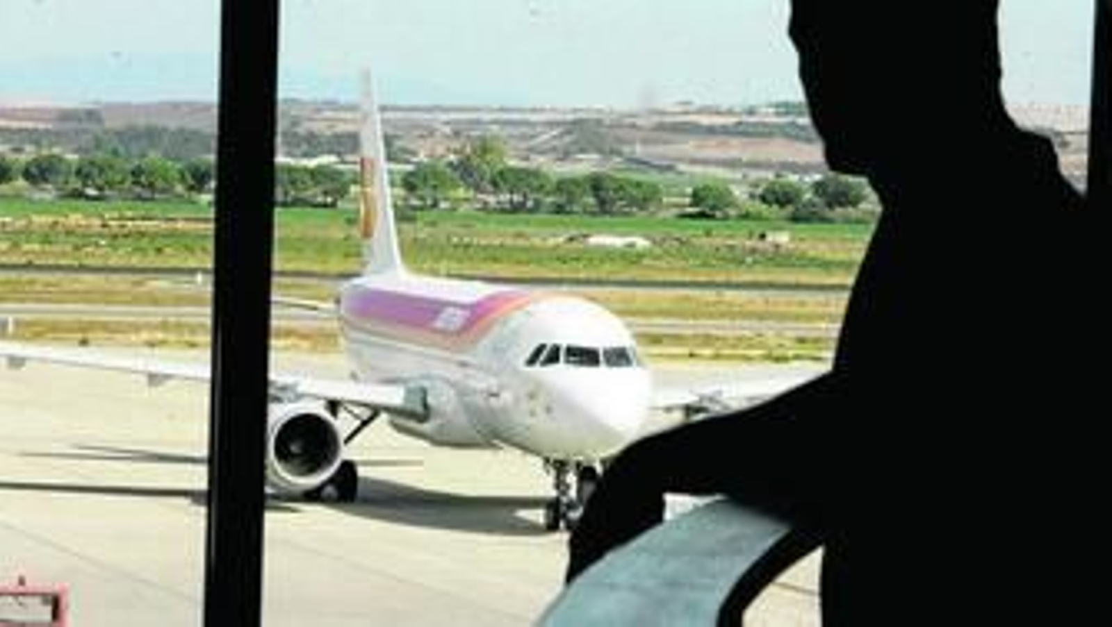 Un avión de Iberia, en la pista del aeropuerto de Jerez.