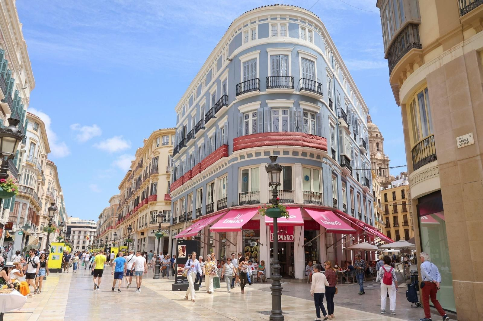 Vista de la calle Larios de Málaga, la principal vía comercial de la ciudad.