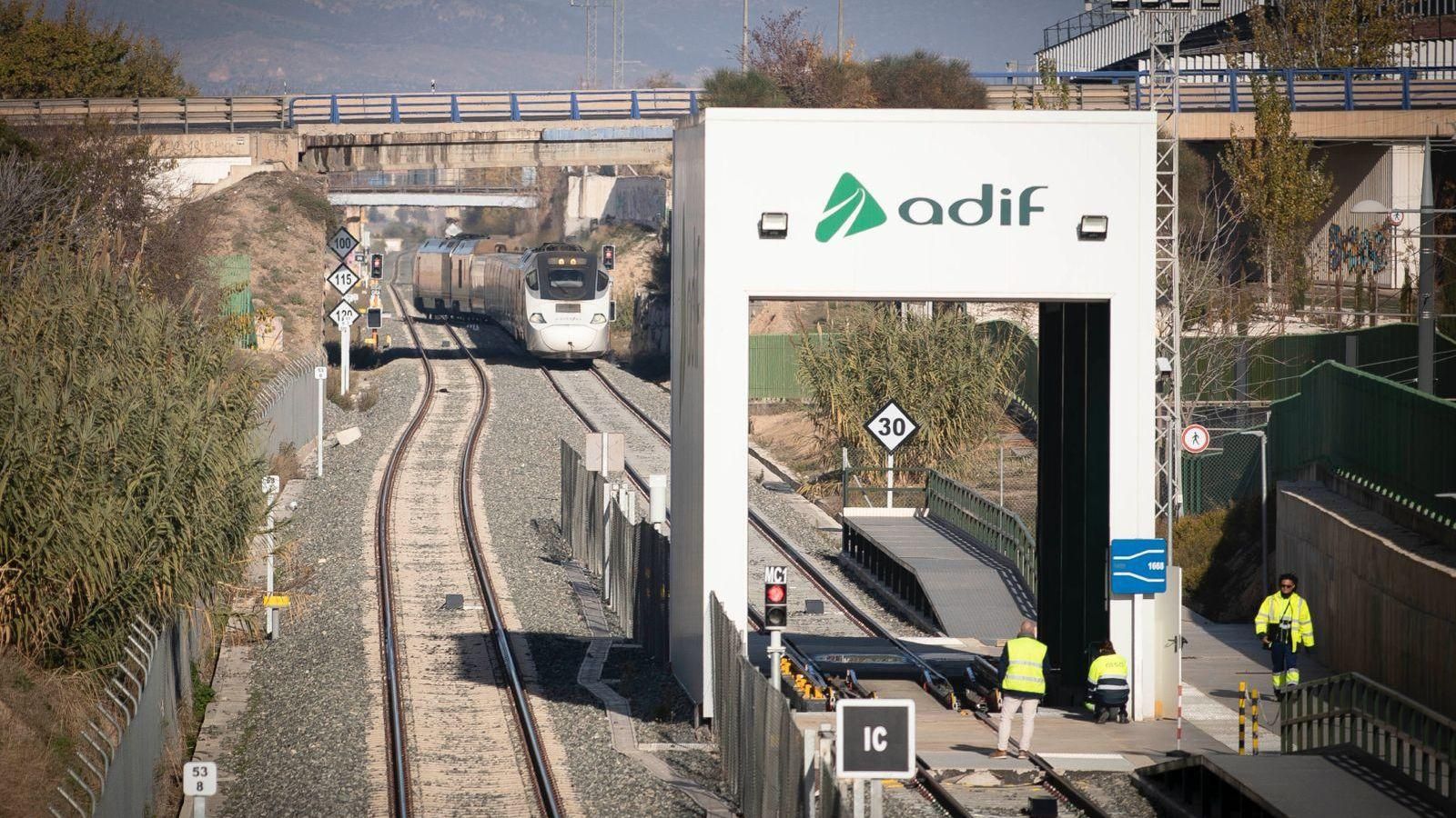 El tren se dirige al intercambador del ancho de vías en Cerrillo de Maracena