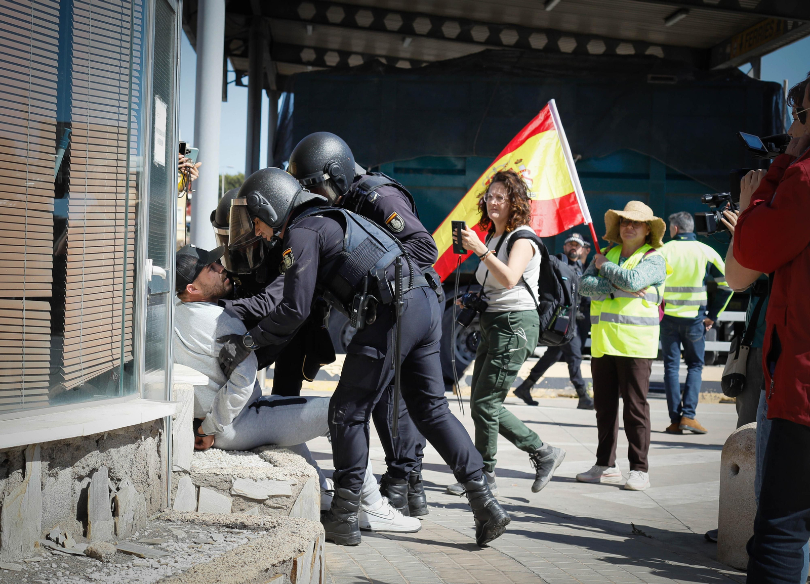 Los agricultores colapsan el puerto de Almería