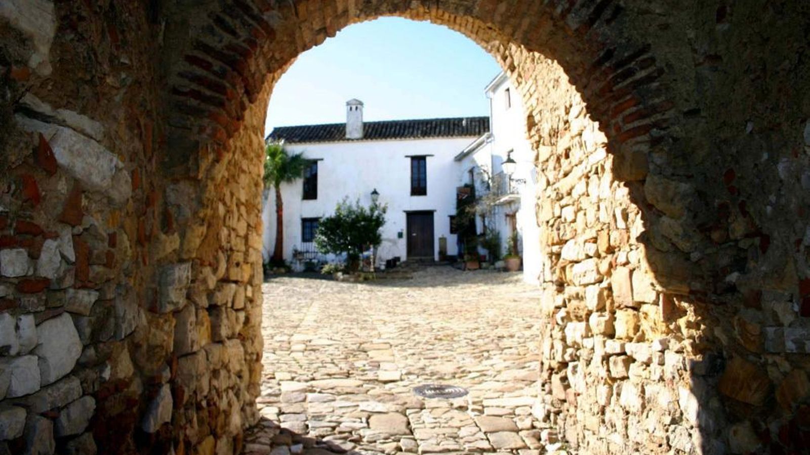 Puerta de la villa de Castellar y la Plaza de Armas.