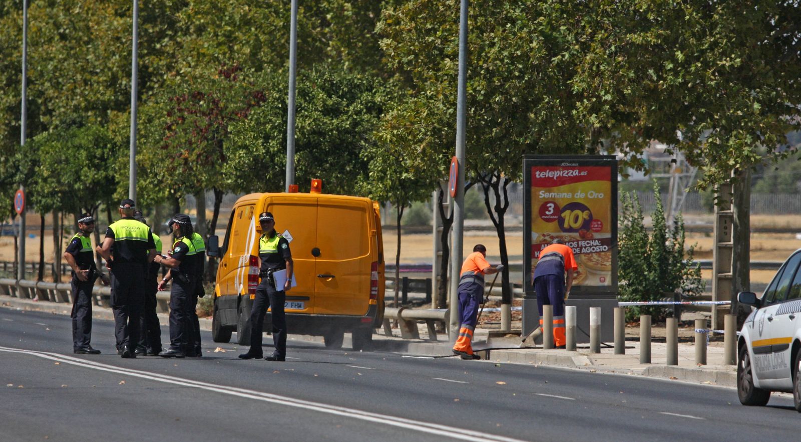 La avenida Juan Pablo II de Sevilla, pegada al recinto de la Feria, comunica el Aljarafe con la ciudad.