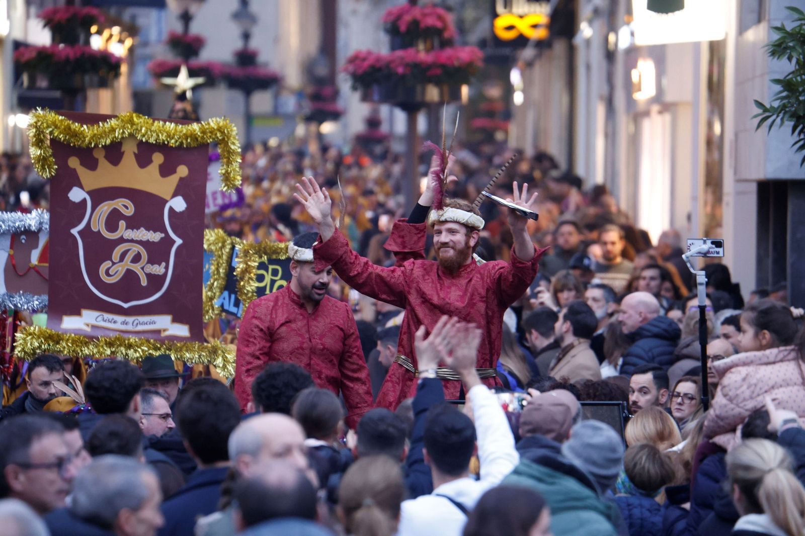 El Cartero Real llena de ilusión el Centro de Córdoba, en imágenes