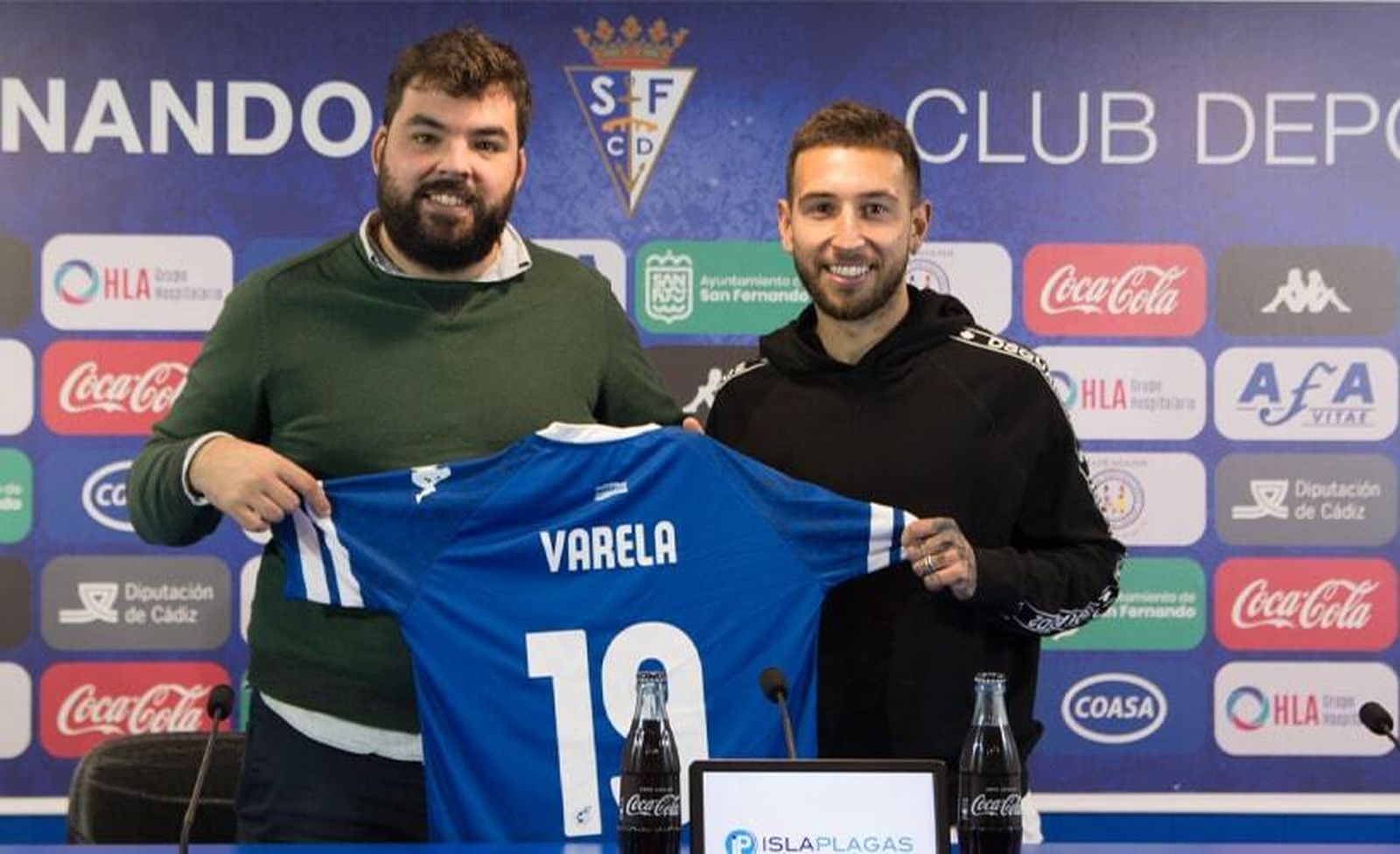 Francisco Varela (d) posa con Alberto Achirica, el director deportivo.