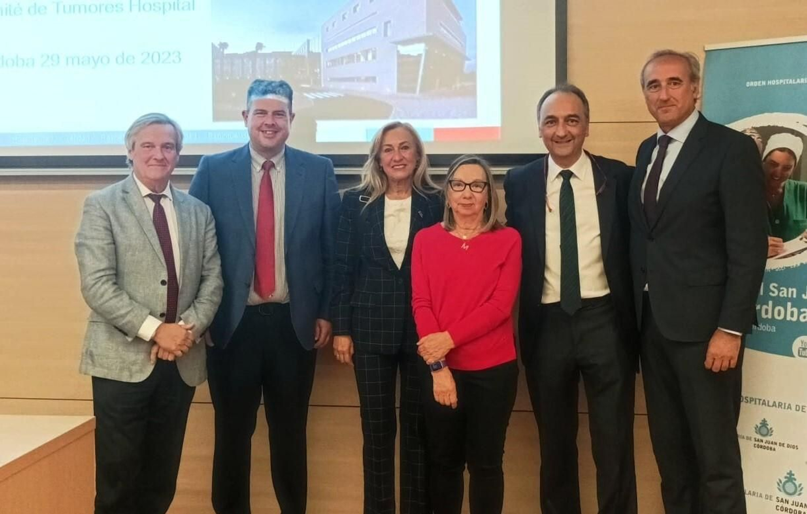 Parte del equipo de dirección del hospital con el doctor Muñoz Casares y representantes de la AECC Córdoba.