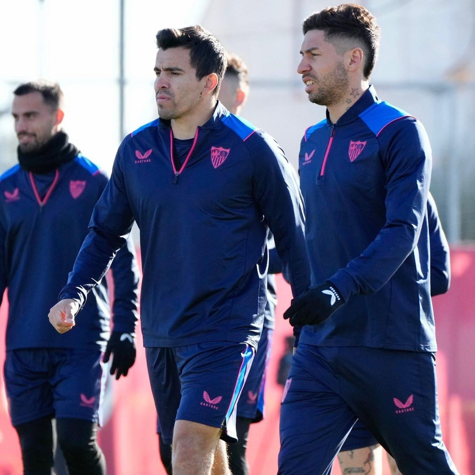 Marcos Acuña y Gonzalo Montiel, en un entrenamiento del Sevilla.