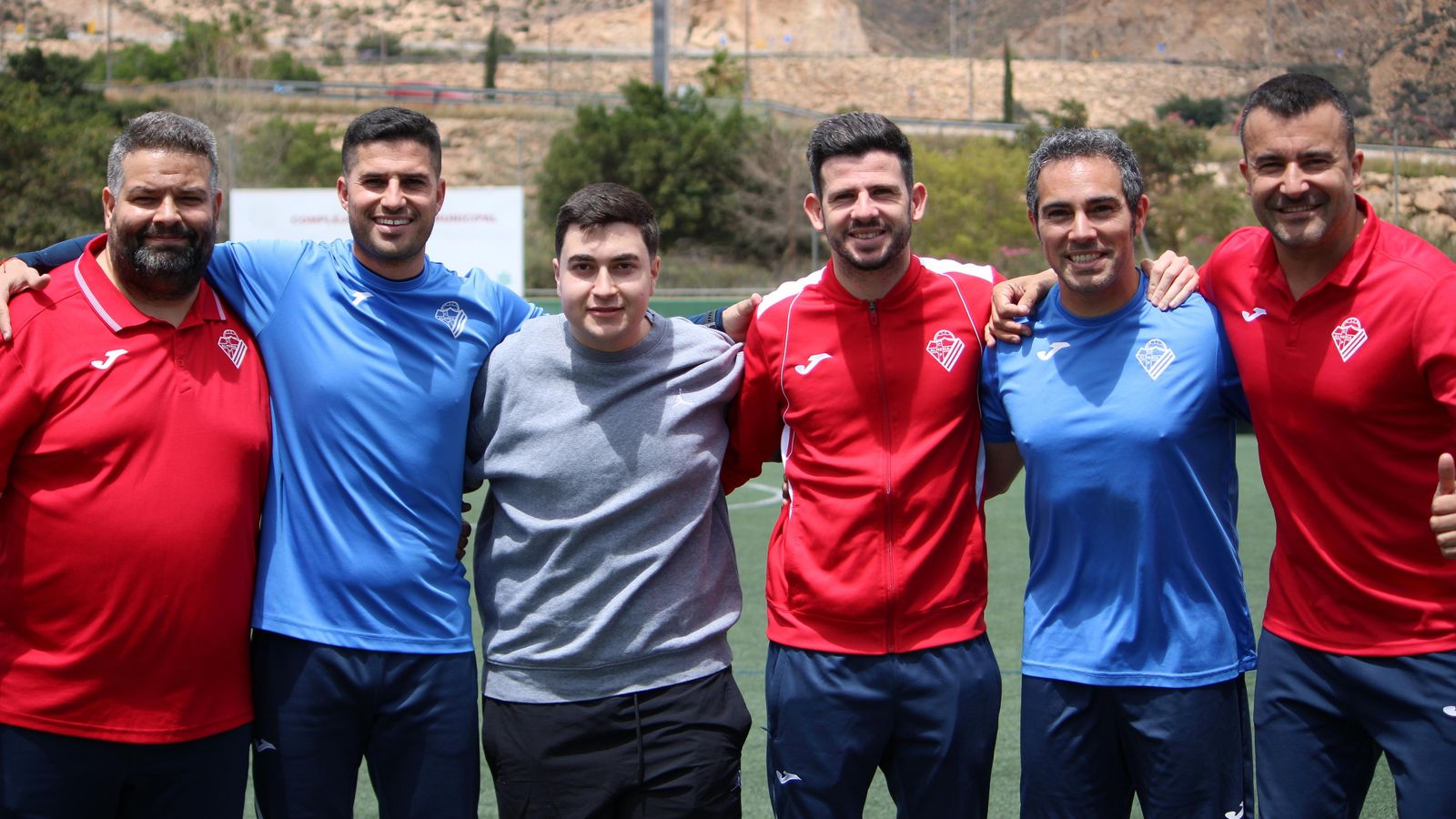 Carlos Hinojo y su cuerpo técnico posan tras lograr la permanencia esta temporada.