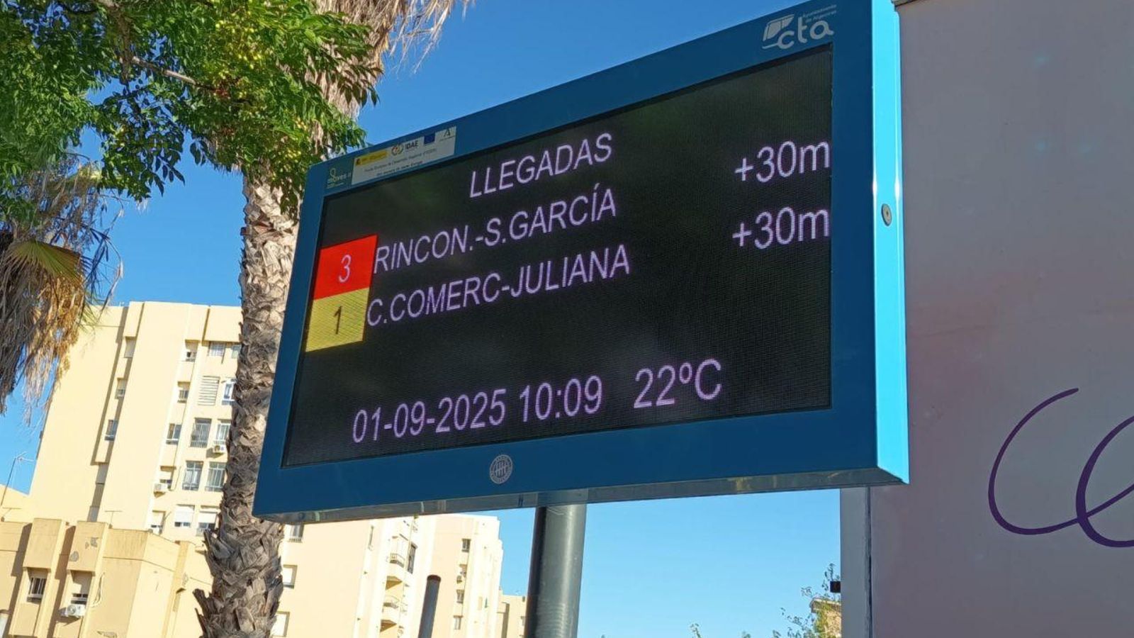 Panel de autobuses en la calle Sindicalista Luis Cobos. Tiempo de espera: "+30m"