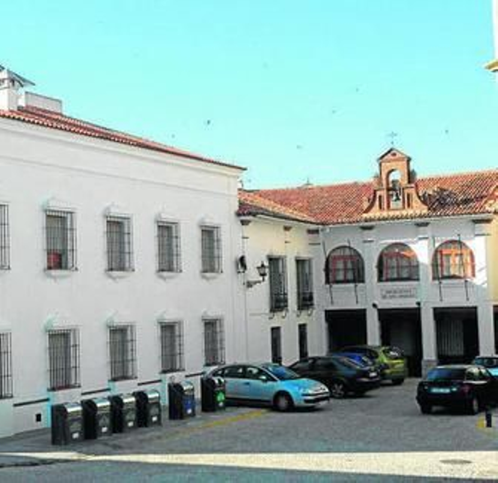 El edificio del asilo de Aracena, en la Plaza Alta, ayer.
