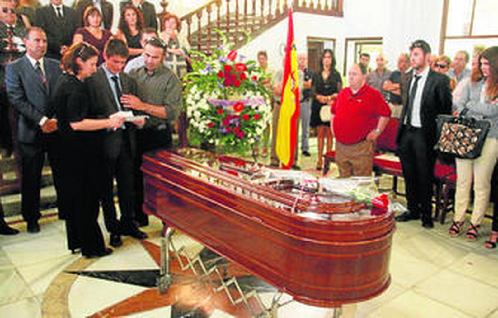 El hijo de Serafín Núñez lee, emocionado, unas palabras en presencia del alcalde Rafael Quirós en el Ayuntamiento.