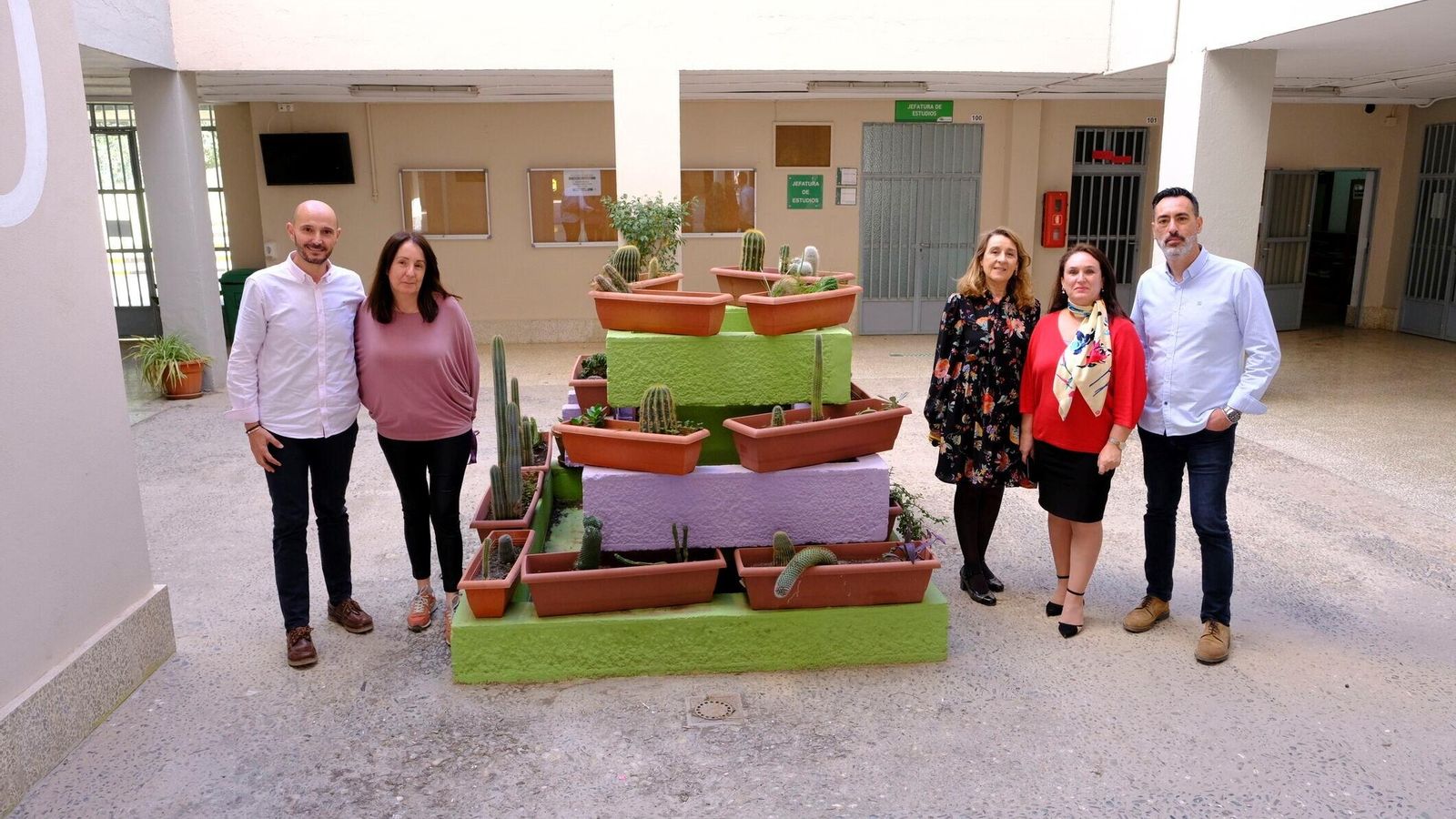 J. A. Equipo directivo: José Javier Rosales, jefe de estudios de Educación Permanente; Beatriz Ayora, jefa de departamento       de los ciclos   de FP de la familia profesional de Servicios Socioculturales y de la Comunidad; Amparo Zorrilla, jefa de estudios adjunta, Paqui Vico Sánchez, la directora del IES Alhadra y Salvador Alonso, vicedirector y coordinador de la FP.