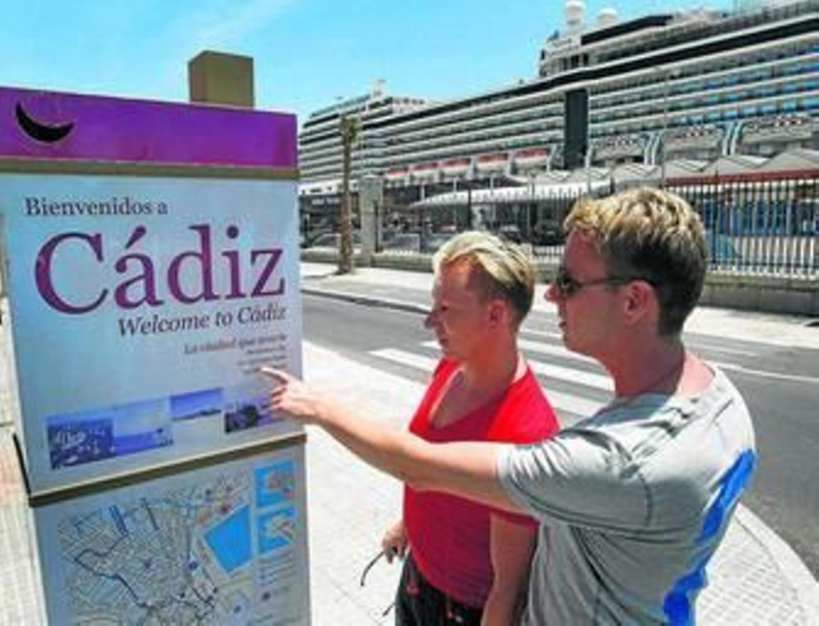 Dos pasajeros del 'Niew Amsterdam', otro de los cruceros gay que visitó en 2012 el puerto gaditano. Dos pasajeros del 'Niew Amsterdam', otro de los cruceros gay que visitó en 2012 el puerto gaditano.