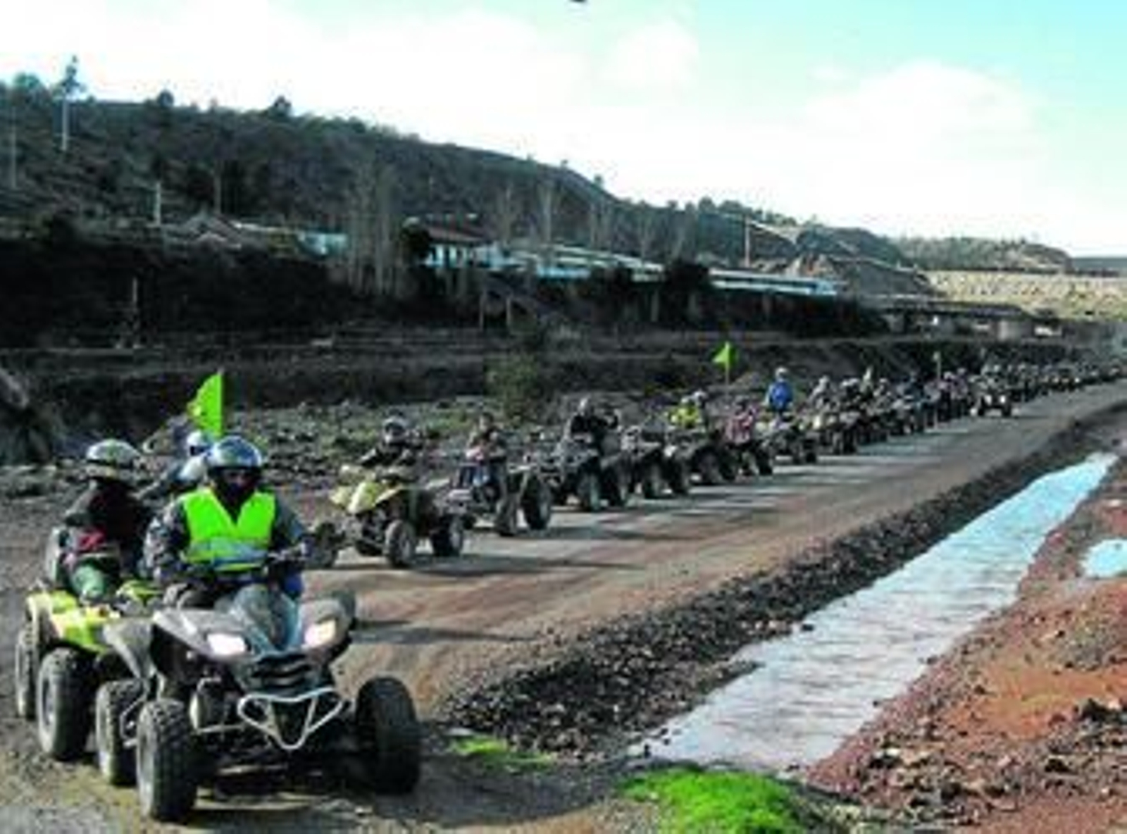La comitiva de quads realizó el recorrido minero.