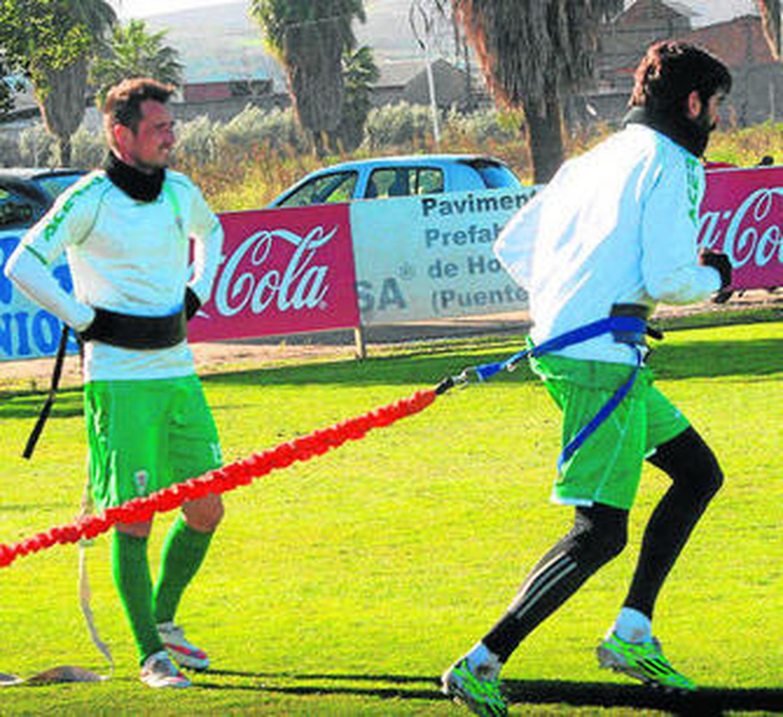 López Silva y Crespo realizan un ejercicio de fuerza en la sesión matinal.