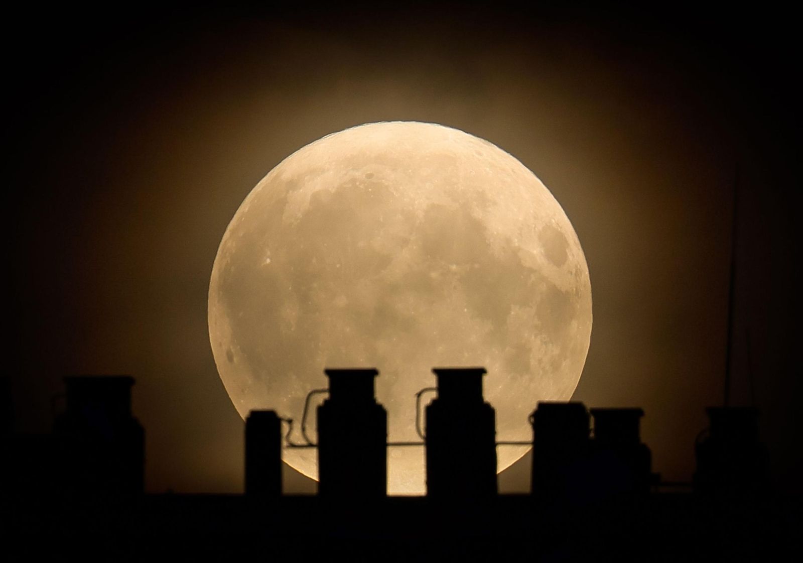 La Superluna azul captada en diferentes partes del planeta: un disfrute visual de la Luna del Esturión