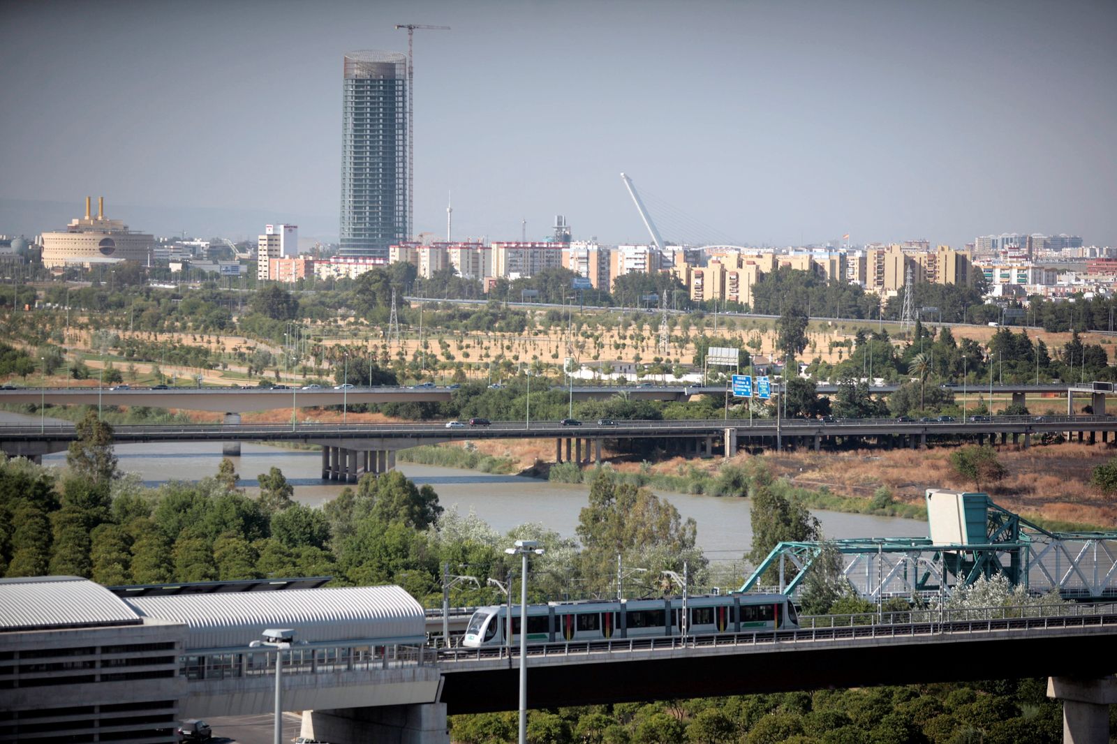 Vista de los puentes que conectan la ciudad con el Aljarafe.