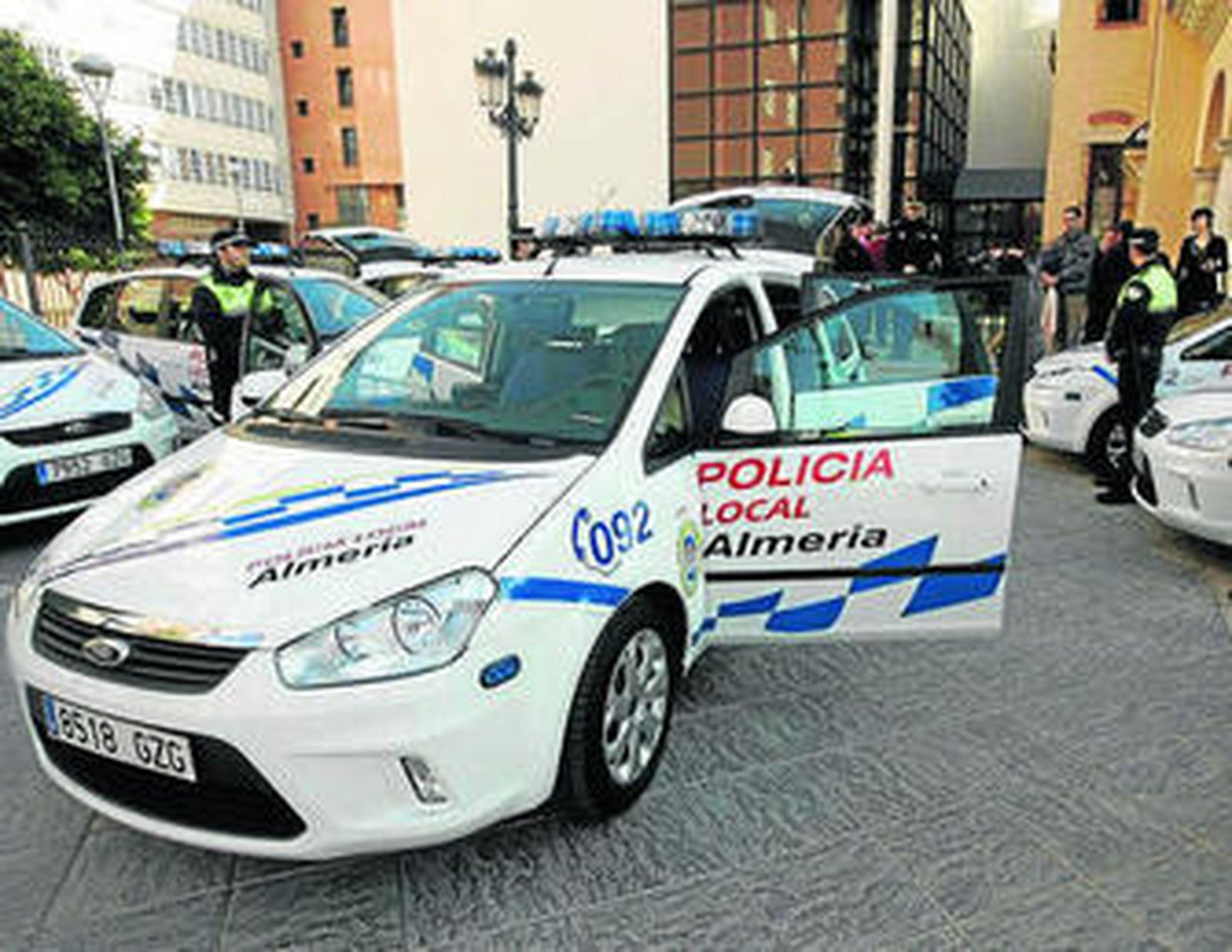 El alcalde entregó a la Policía los nuevos coches que ya patrullan la ciudad.